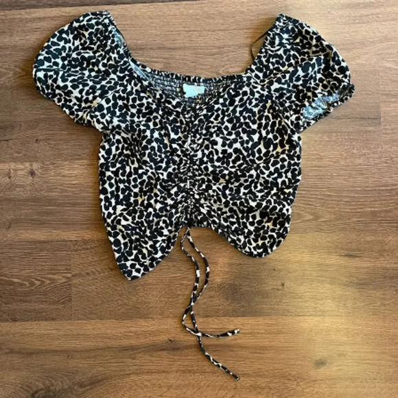 H&M Tops - Crop cheetah print Blouse/Top